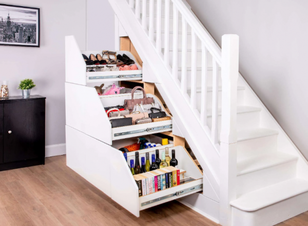 Lemari bawah tangga dengan laci khusus untuk penyimpanan aksesori